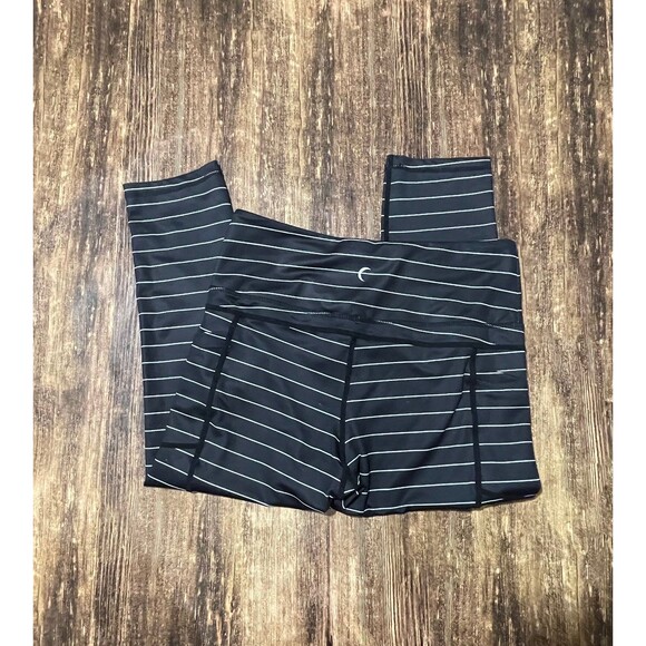 Zyia Active Light & Tight Pocket Crop black & white striped leggings size 8-10 - Picture 4 of 4
